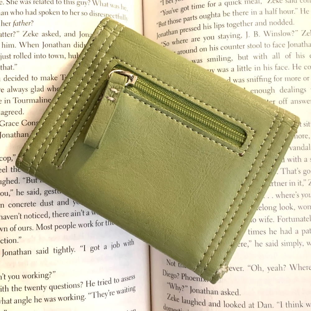 NWT VILLAGER LIZ CLAIBORNE GREEN TRIFOLD WALLET - Picture 2 of 6
